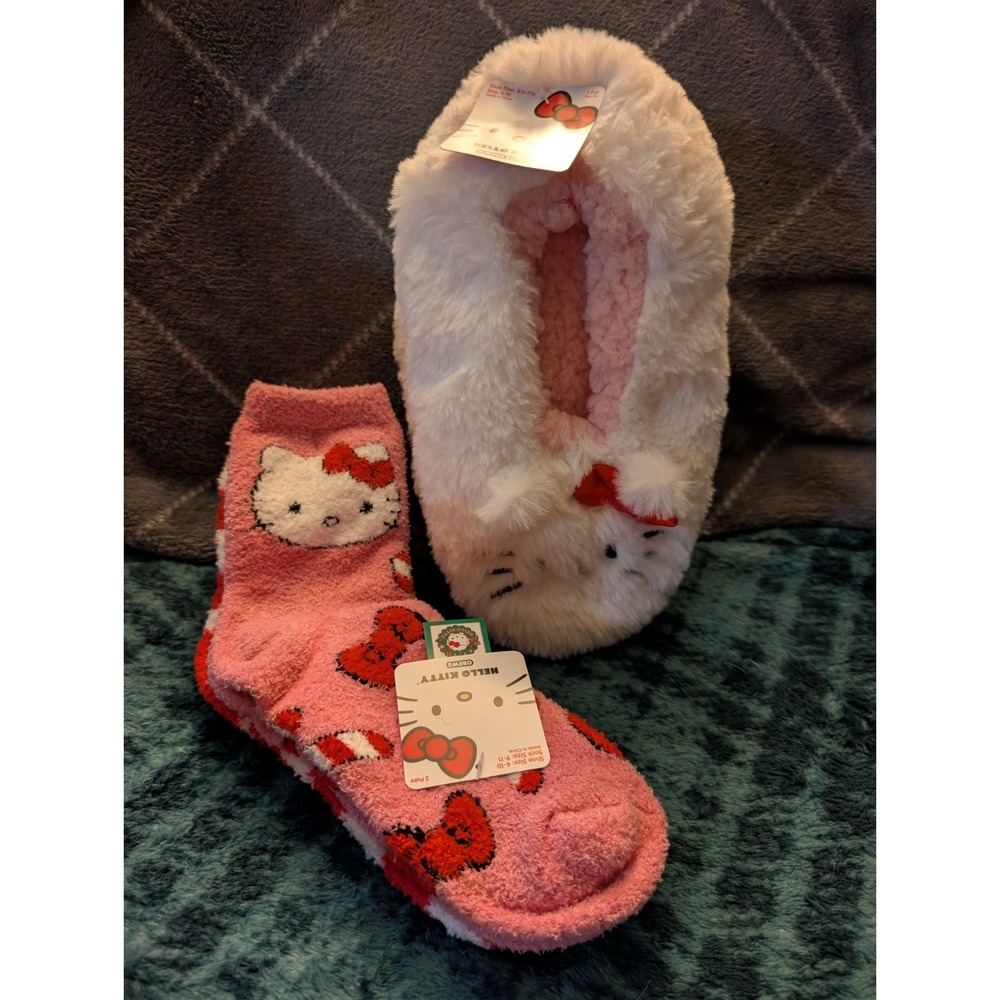 Sanrio Hello Kitty Slip-On Plush Slippers 2 pairs of fizzy socks NWT Pink/White